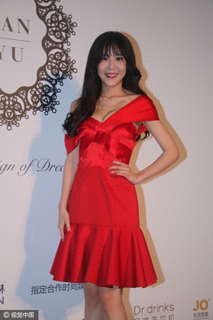 这还是那个陈美嘉吗?《爱情公寓》李金铭秀乳沟脸僵清纯不在