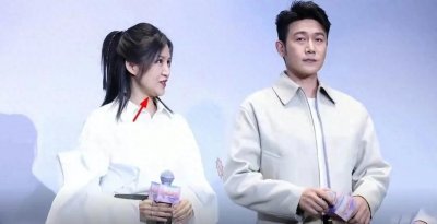 ​鲍蕾现身活动现场，无滤镜截图老太多：岁月无情双下巴明显胖20斤