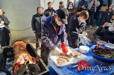 ​清真寺前，韩国人开烤猪肉派对抗议