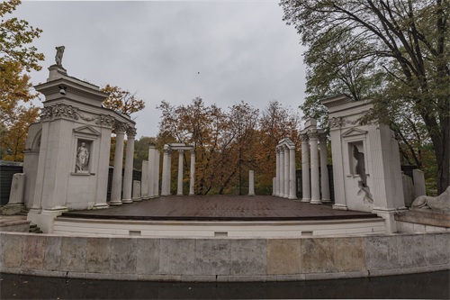 由一对男女组成名字的东欧城市,波兰首都华沙