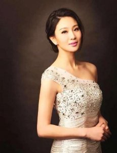 ​最美军花侯梦莎，名花有主了？脱掉了军装后，非常有女人味