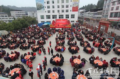 ​四川仪陇富豪郑大清开直升机回乡向乡亲父老拜年