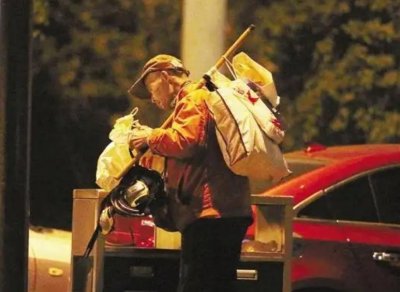 ​韦思浩：一名网红拾荒者，死后雕像被立到图书馆，他凭什么？