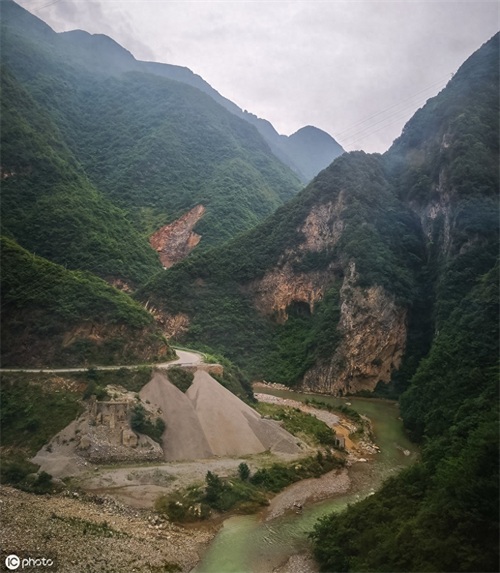 大巴山脉由米仓山、大巴山、大神农架、武当山、荆山等组成