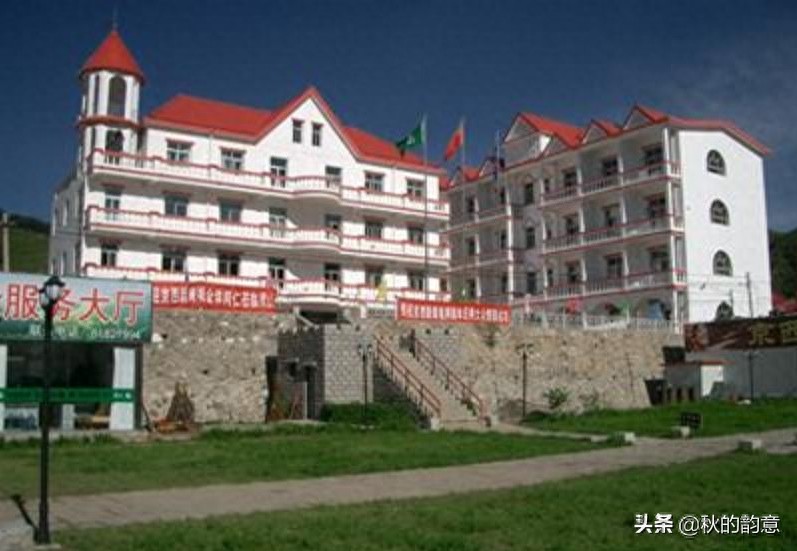 北京灵山自然风景区，海拔2303米，是北京市的第一高峰