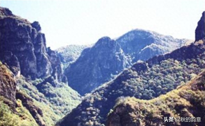 北京灵山自然风景区，海拔2303米，是北京市的第一高峰