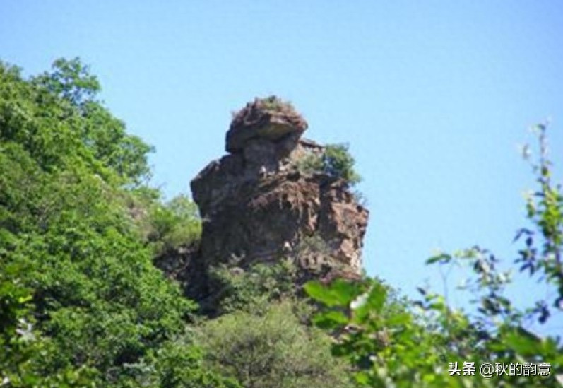 北京灵山自然风景区，海拔2303米，是北京市的第一高峰