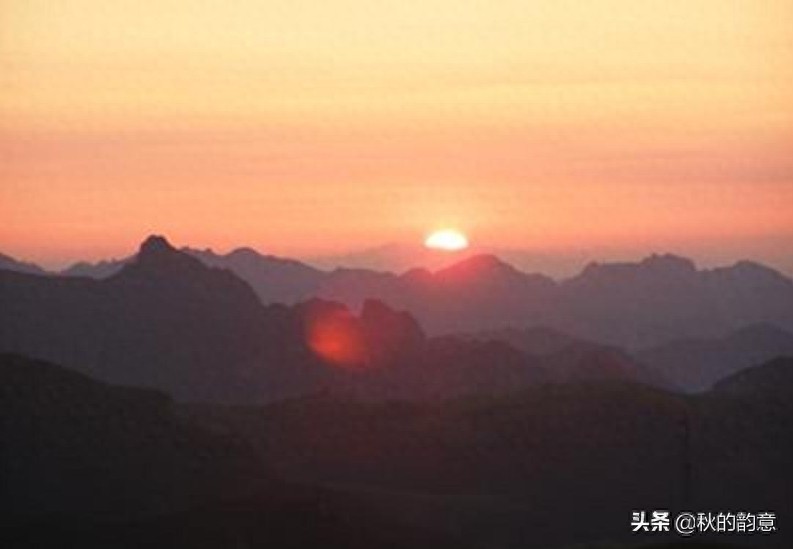 北京灵山自然风景区，海拔2303米，是北京市的第一高峰