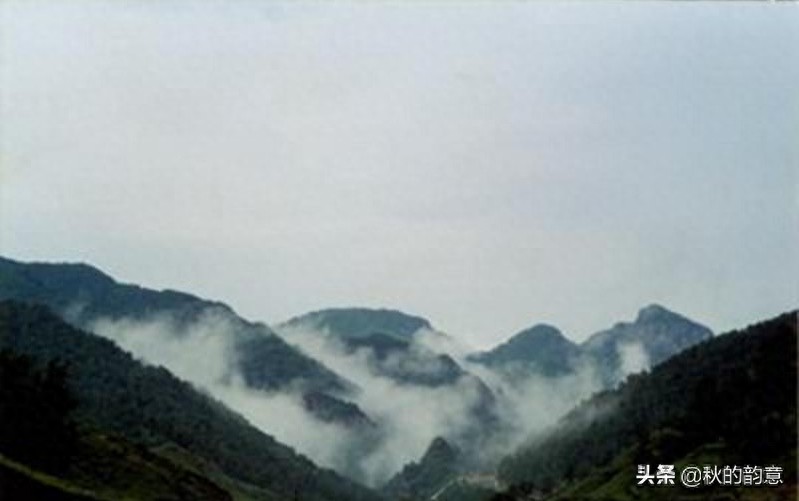 北京灵山自然风景区，海拔2303米，是北京市的第一高峰