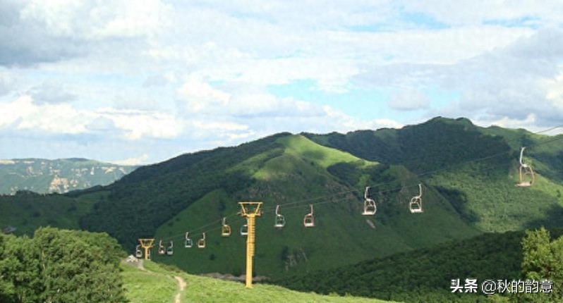 北京灵山自然风景区，海拔2303米，是北京市的第一高峰