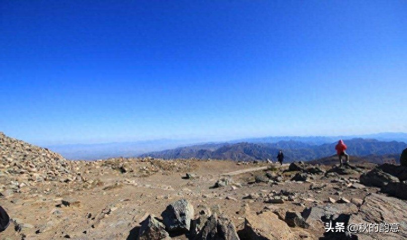 北京灵山自然风景区，海拔2303米，是北京市的第一高峰