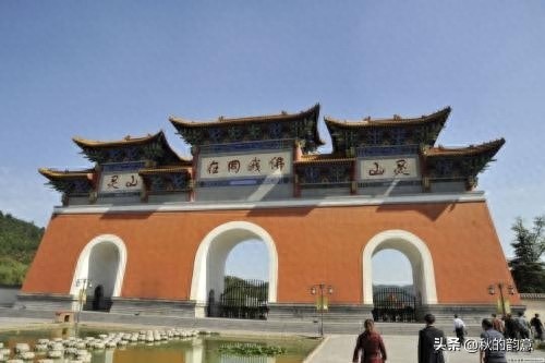 北京灵山自然风景区，海拔2303米，是北京市的第一高峰