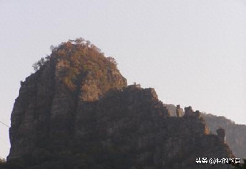 北京灵山自然风景区，海拔2303米，是北京市的第一高峰