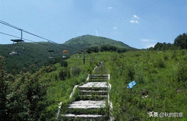 北京灵山自然风景区，海拔2303米，是北京市的第一高峰