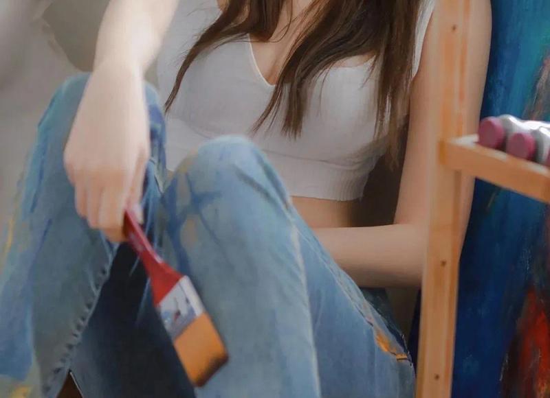 半醉时,他的手抚上了她的腰间,性感的大腿被丝袜包裹着若隐若现 半醉时,他的手抚上了她的腰间,性感的大腿被丝袜包裹着若隐若现