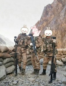 ​新影像曝光：赶走印度人后，解放军战士手持大狙在加勒万河谷合照