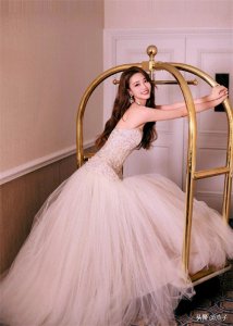 ​张纯烨：多才多艺璀璨新星、跨年主持造型