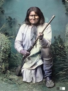 ​1886年，印第安酋长杰罗尼莫投降时，一张罕见留影，晚年归化美国