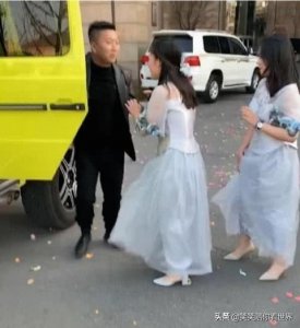 ​婚闹最没“尊严”的伴娘，被抱上车的那一刻，网友称有钱人的玩具