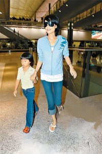 ​同是亲生骨肉，王菲对待窦靖童和李嫣有何差别？一对比清楚了！